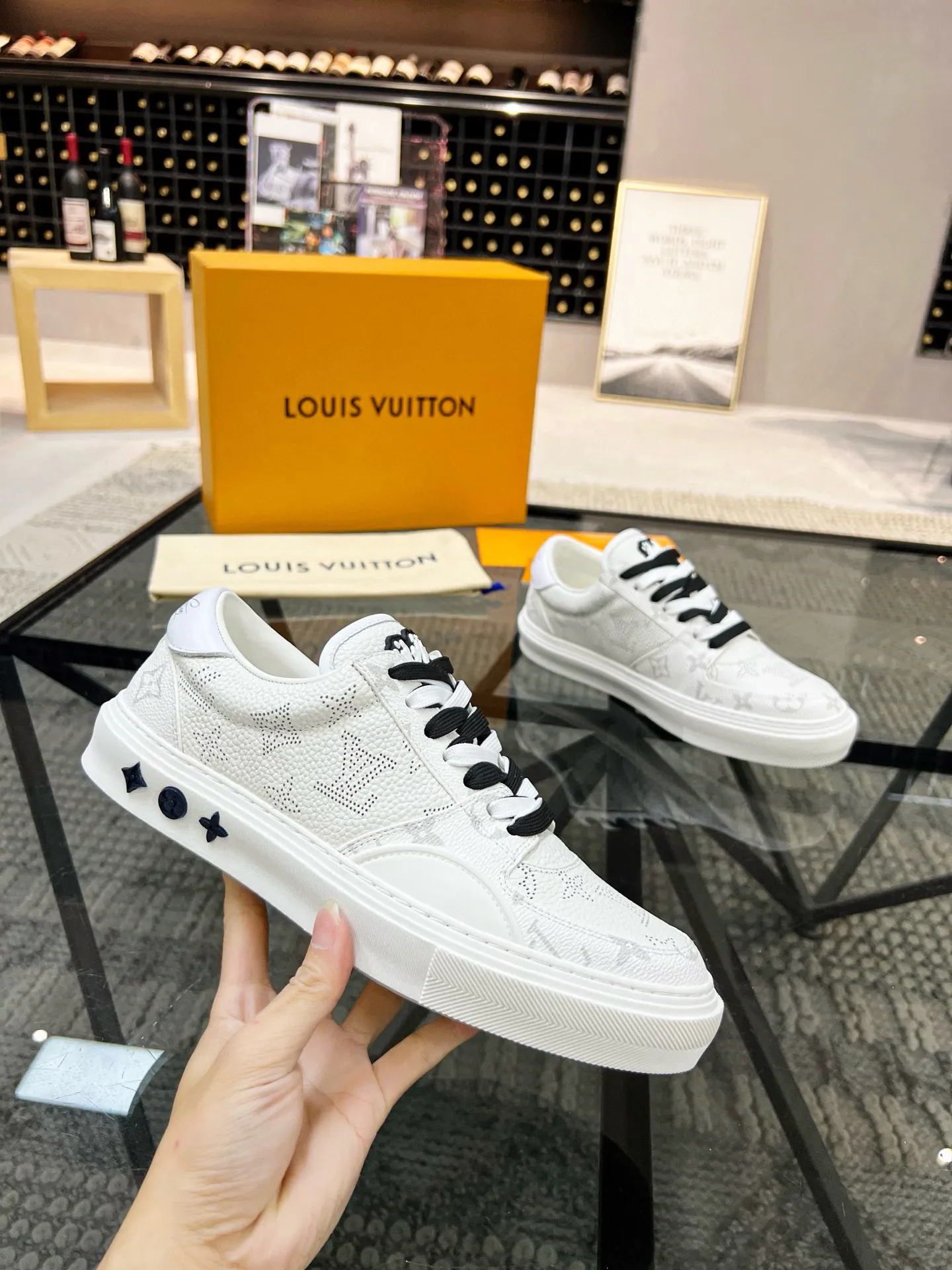 Factory price: 438💰LV top purchasing agent 🇮🇹 Lu Street Male God’s popular casual sneakers counter synchronized, uppers imported from Italy cowhide fabrics, colorful and complex handicrafts, imported water-dyed cowhide lining cowhide foot pads Soles: original soles specially provided by the factory, TPU exclusive movable molded soles super comfortable, original factory single goods, 🔍🔍high quality, you can enter and exit the counter at will, welcome to compare, code number 38-44 (45 can be ordered)